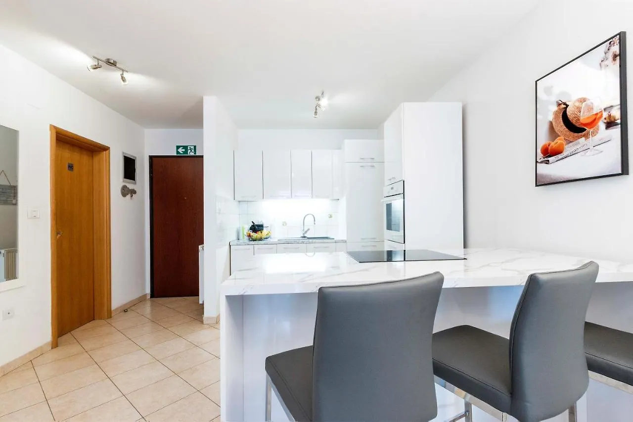 Apartment Elena Pula 0*,